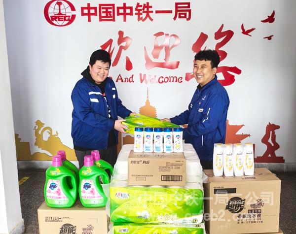 书记白冰派发节日慰问品 书记白冰派发节日慰问品