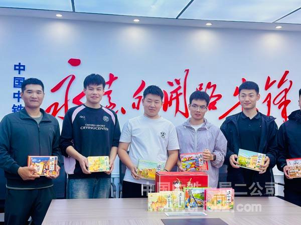 佳同铁路项目青年职工收到慰问品 佳同铁路项目青年职工收到慰问品