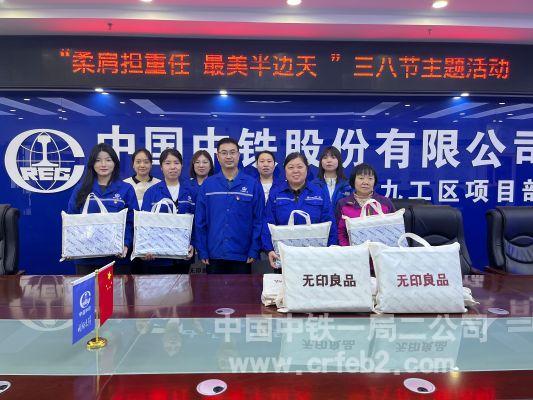 发放慰问品