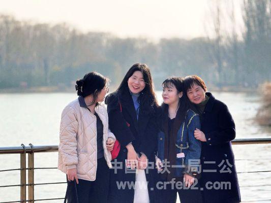 女职工欢乐交谈