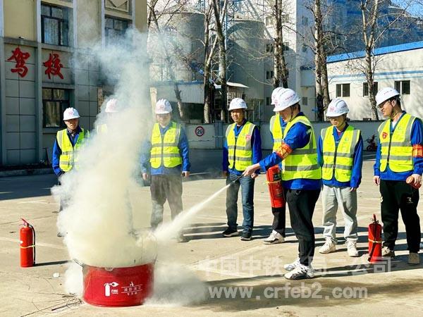 项目安质部进行灭火器实操展示
