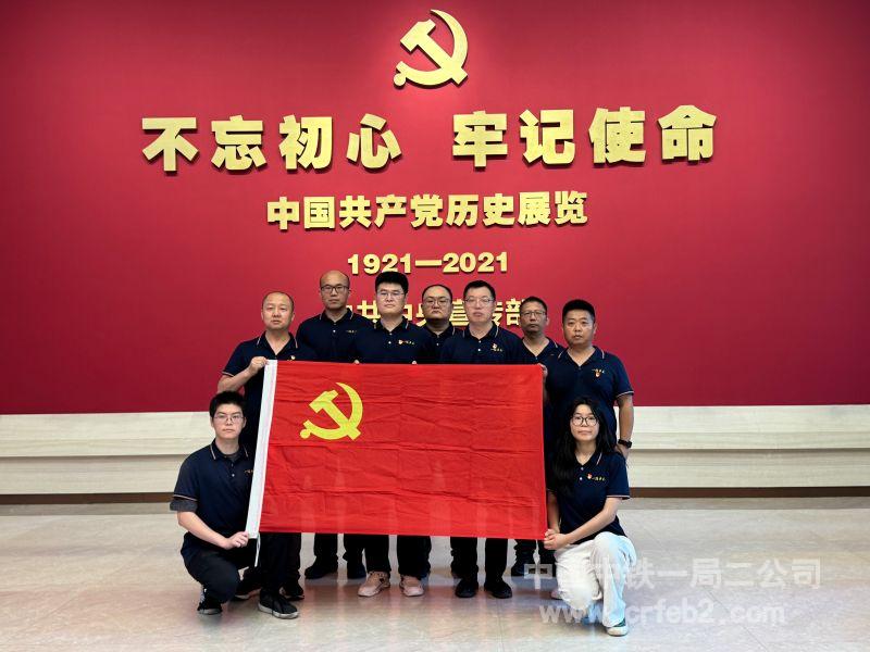 展览馆内合影