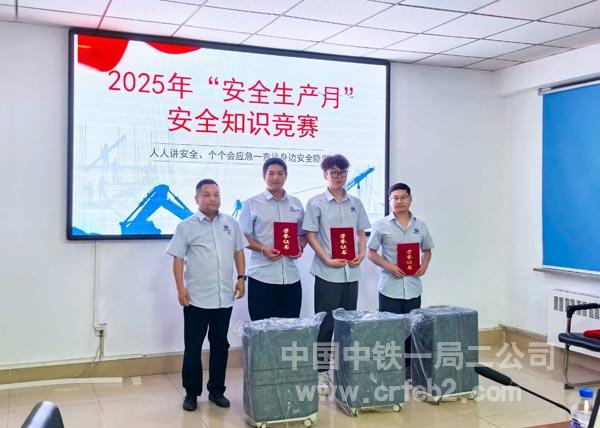 项目经理为获奖团队颁发奖品 项目经理为获奖团队颁发奖品