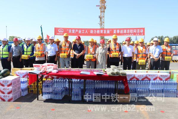 出席活动领导与建设者合影