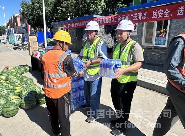 项目书记为施工作业人员发放送清凉物品