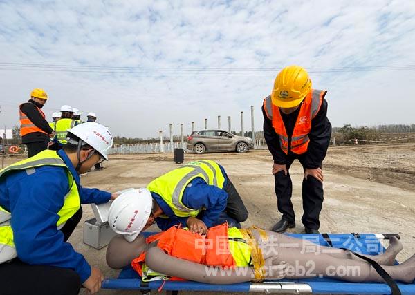 救援人员开展心肺复苏救护