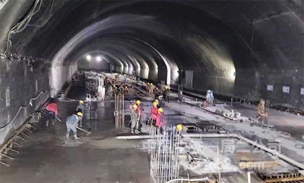 首段中板及负二层侧墙浇筑 首段中板及负二层侧墙浇筑