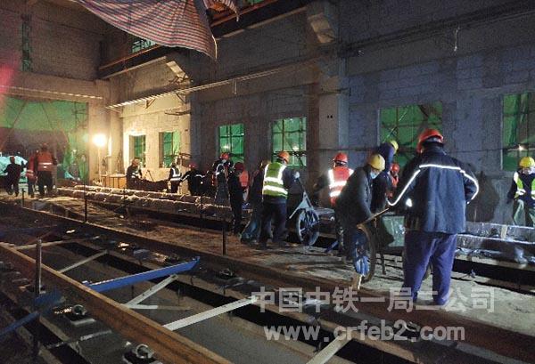 图6.浇筑施工 图6.浇筑施工