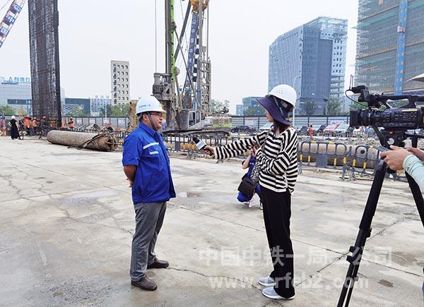 德清电视台记者现场采访 德清电视台记者现场采访