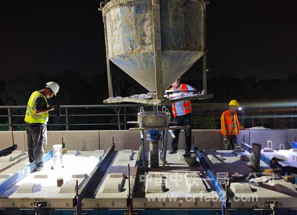 轨道板自密实混凝土灌筑 轨道板自密实混凝土灌筑