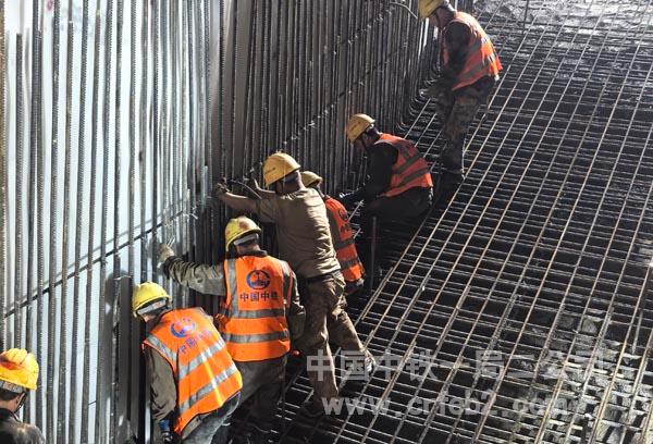 图一：亚泰大街站3号出入口暗挖段第一段斜板钢筋绑扎