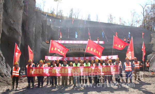 进洞合影（康萌摄）