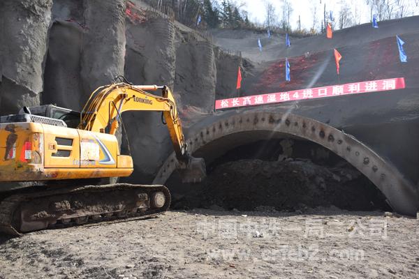 进洞挖掘（康萌摄）