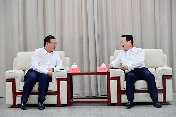 中国中铁股份有限公司总裁、党委副书记、执行董事陈文健,会见河北省省委常委、副省长,河北雄安新区党工委书记、管委会主任张国华。牛榮健 摄 中国中铁股份有限公司总裁、党委副书记、执行董事陈文健,会见河北省省委常委、副省长,河北雄安新区党工委书记、管委会主任张国华。牛榮健 摄