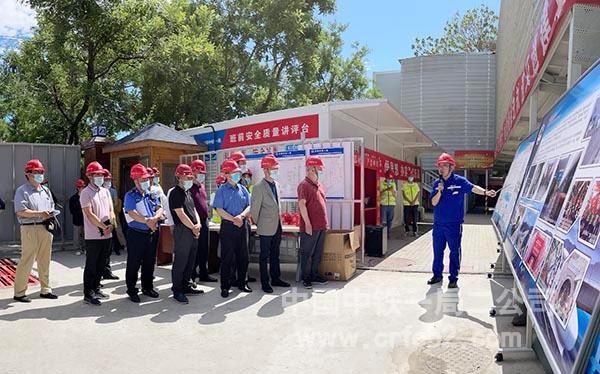 项目负责人进行现场讲解 项目负责人进行现场讲解