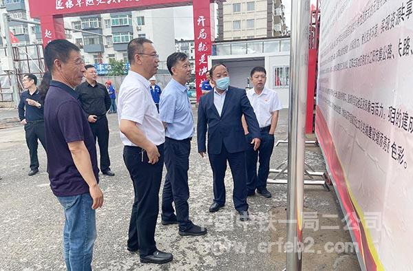 辽阳市人大代表听取汇报 辽阳市人大代表听取汇报