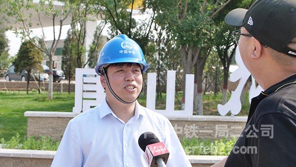 刘景生接受电视台采访 刘景生接受电视台采访