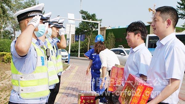 慰问现场交警 慰问现场交警