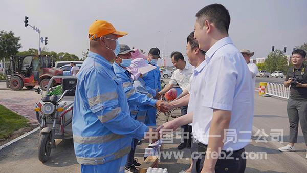 慰问现场环卫工人 慰问现场环卫工人