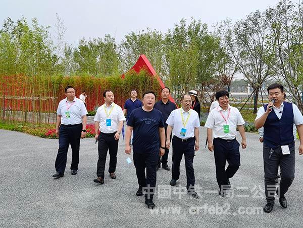 唐山市副市长张永新与中铁一局副总经理孔凡强及二公司领导游园 唐山市副市长张永新与中铁一局副总经理孔凡强及二公司领导游园