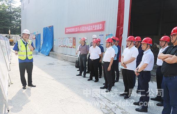 项目经理向检查组介绍项目概况 项目经理向检查组介绍项目概况