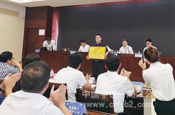 项目经理李祥冬上台领奖 项目经理李祥冬上台领奖