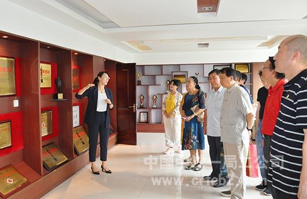 参观荣誉室 参观荣誉室