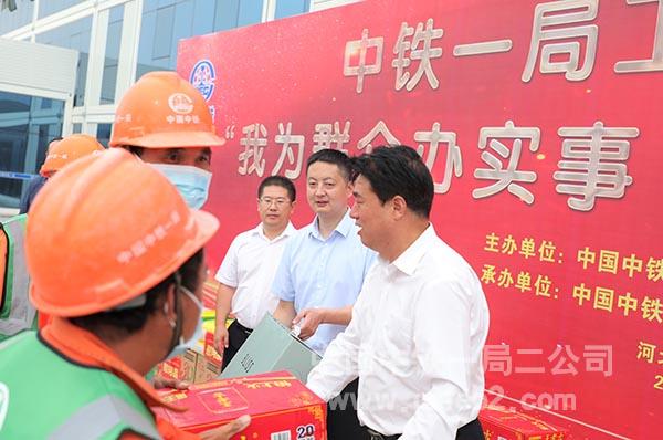 发放慰问品 发放慰问品