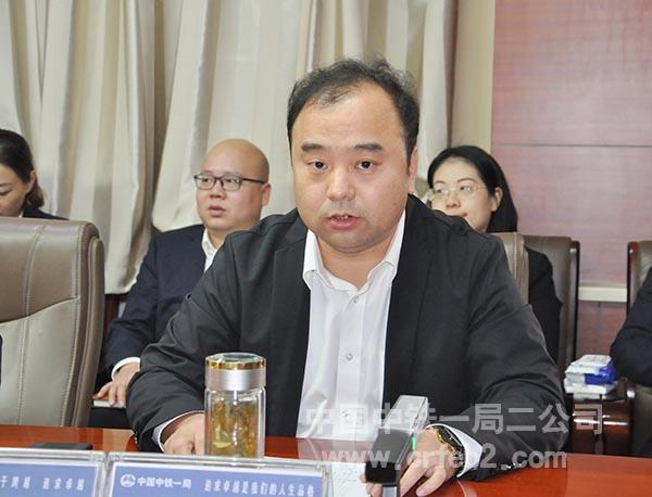 二公司总经理崔磊主持签约仪式 二公司总经理崔磊主持签约仪式