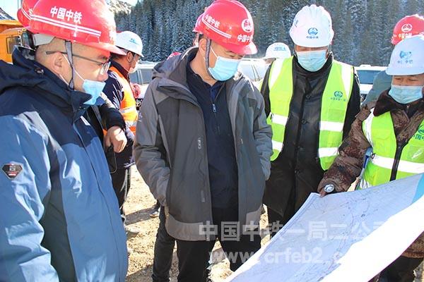 项目经理李义汇报北天山隧道整体的工程概况 项目经理李义汇报北天山隧道整体的工程概况