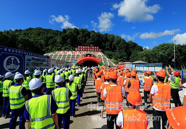 七星峰隧道贯通 七星峰隧道贯通