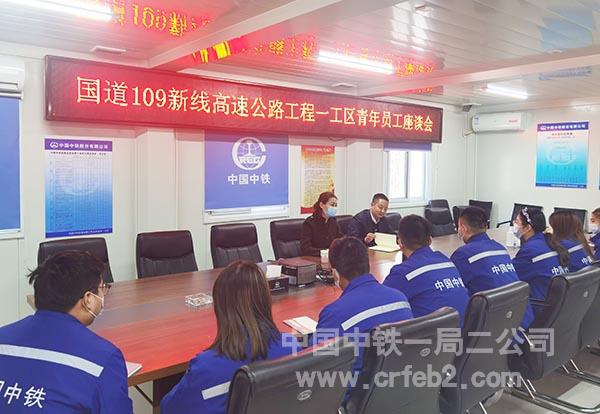 与一线人员进行座谈交流 与一线人员进行座谈交流