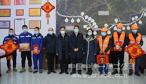 与一线建设者合影 与一线建设者合影