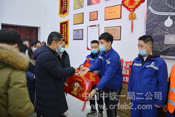 发放慰问品 发放慰问品