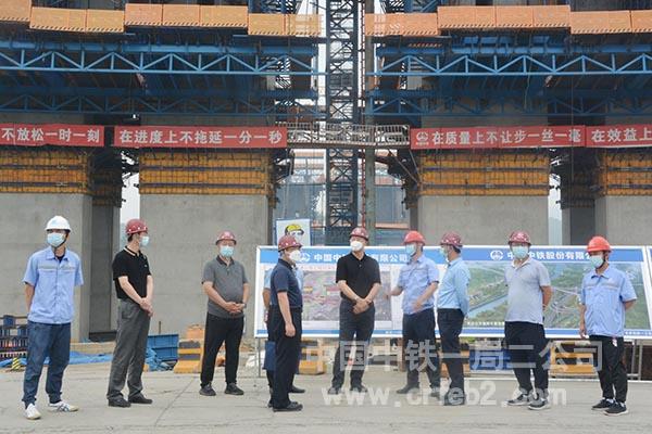 赵子龙一行察看施工现场 赵子龙一行察看施工现场