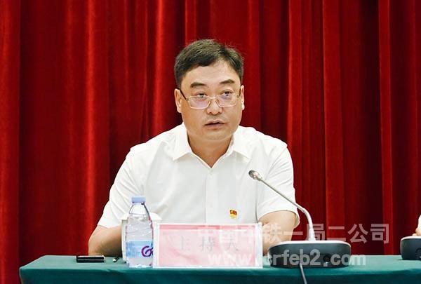 中铁一局二公司党委书记、执行董事李永明主持学习会