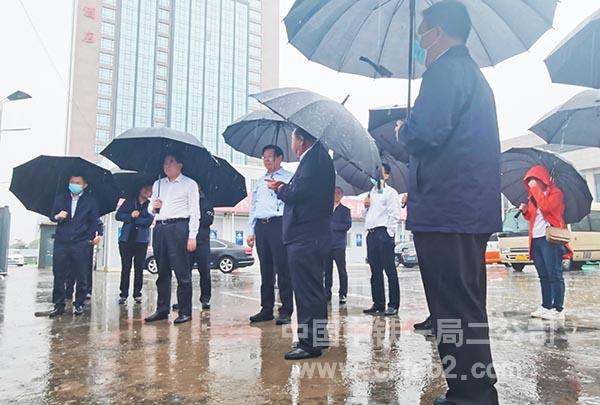 领导与局总经理助理、东北指挥部指挥长刘为帛、副指挥长王永强冒雨亲切交谈2 领导与局总经理助理、东北指挥部指挥长刘为帛、副指挥长王永强冒雨亲切交谈2