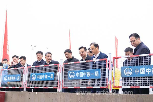 出席始发仪式领导现场观看盾构始发