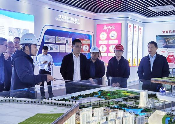 调研人员展厅听讲解 调研人员展厅听讲解