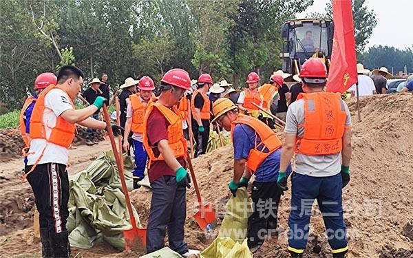 中铁一局昝岗组团雄东涉铁项目防汛抗洪青年先锋队在现场工作 中铁一局昝岗组团雄东涉铁项目防汛抗洪青年先锋队在现场工作