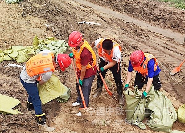 中铁一局昝岗组团雄东涉铁项目防汛抗洪青年先锋队在现场灌填沙袋 中铁一局昝岗组团雄东涉铁项目防汛抗洪青年先锋队在现场灌填沙袋