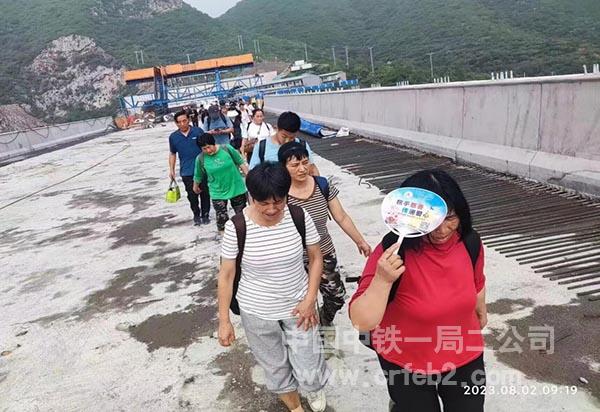 Z180次旅客通过谷山村隧道沿陈家庄大桥完成撤离疏散 Z180次旅客通过谷山村隧道沿陈家庄大桥完成撤离疏散