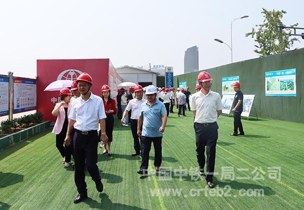 观摩团步入施工现场 观摩团步入施工现场