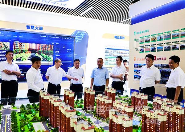 各位领导参观展厅 各位领导参观展厅