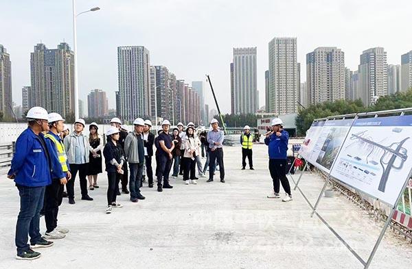 项目工程部负责人现场讲解桥梁施工情况 项目工程部负责人现场讲解桥梁施工情况