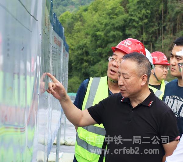 长江委水保局监督处副处长蒲勇平查看临时弃渣场管理细则 长江委水保局监督处副处长蒲勇平查看临时弃渣场管理细则