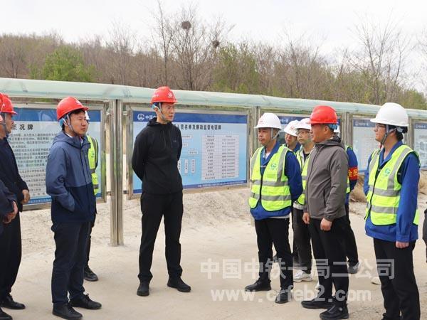 辽宁省水利厅副厅长马兆龙询问现场安全相关措施