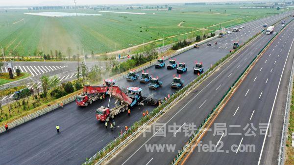 沥青路面无人摊压观摩活动现场1
