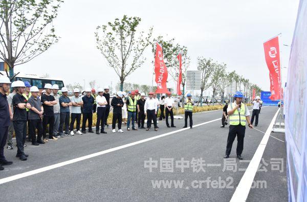 沥青路面无人摊压观摩活动现场2