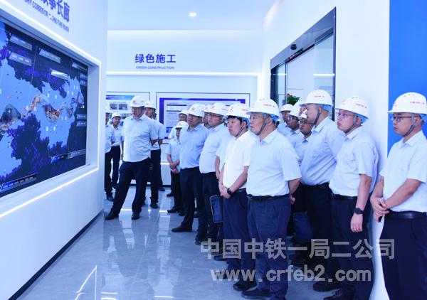 参观预制梁场展厅